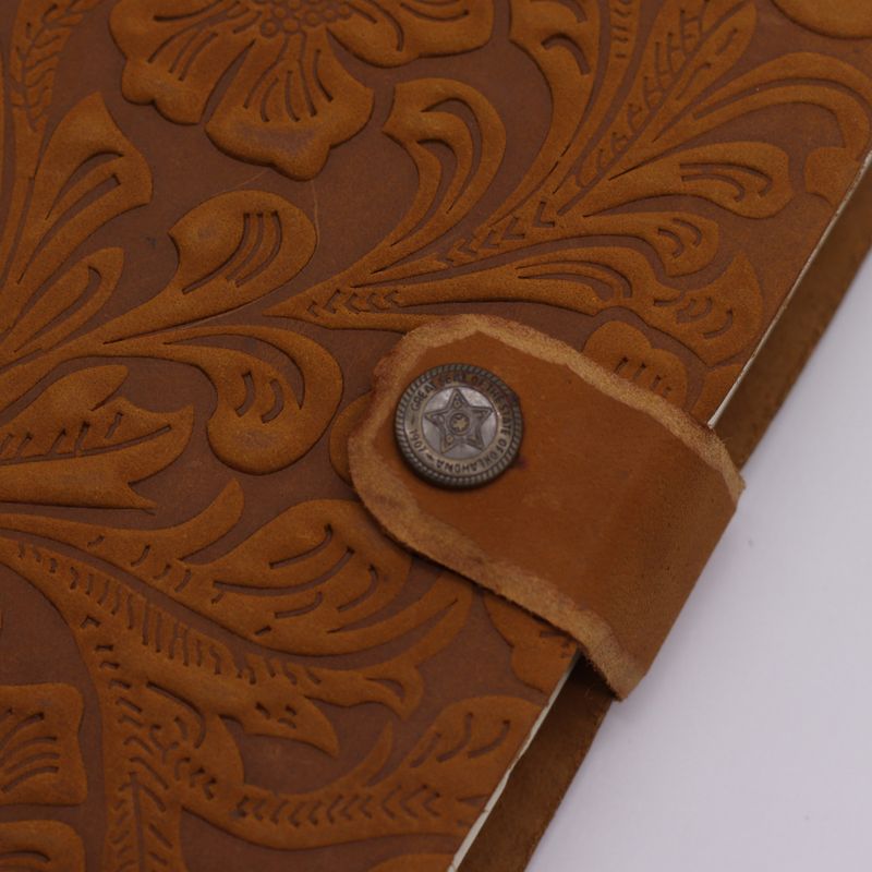 Cuaderno de cuero con relieve – Patrón floral en tono beige –  17.8×12.7 cm