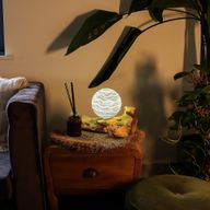 Lámpara de Mesa con Pantalla Esférica - A Rayas