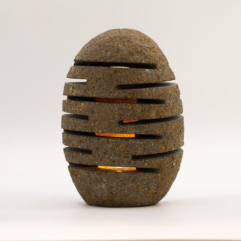 Portavelas de piedra de río natural - Tallado en piedra en posición vertical (10x13x22 cm)