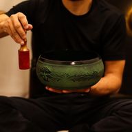 Cuenco tibetano de canto con forma de hongo - Verde musgo (23x10,5 cm, 1,3 kg)