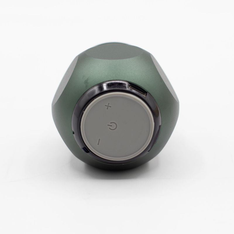 Altavoz mini verde con gancho para acampar