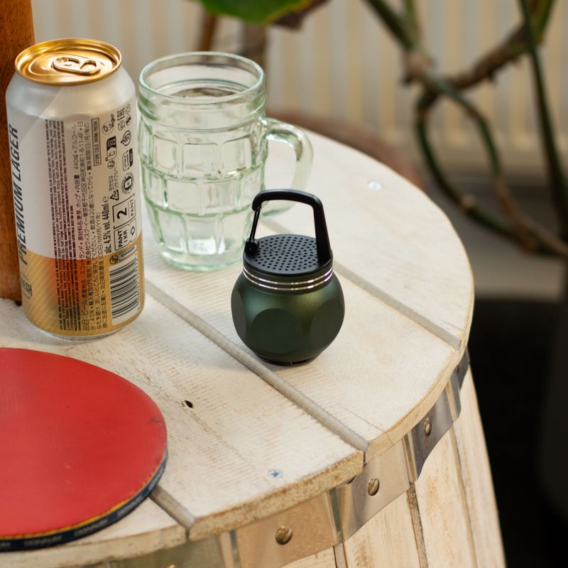 Altavoz mini verde con gancho para acampar