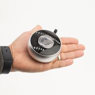Altavoz mini plateado con efecto de iluminación Mandela
