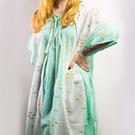 Colección Nómada Sari Mediterráneo - Kaftan - Diseño de Peces en Blanco, Turquesa y Oro