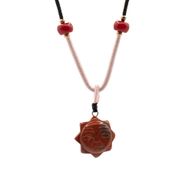 Collar de cuerda con colgante de piedra preciosa - Cara del Sol de cornalina