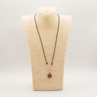 Collar de cuerda con colgante de piedra preciosa - Cara del Sol de cornalina
