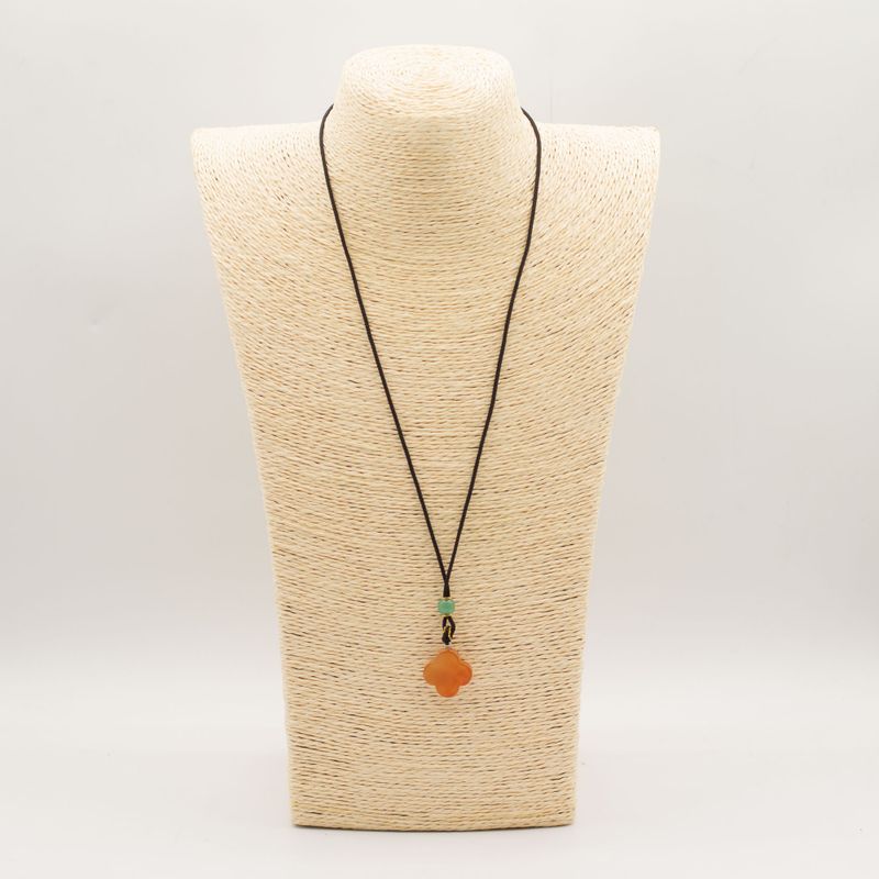 Collar de cordón Colgante de piedra preciosa - Jade rojo en forma de trébol