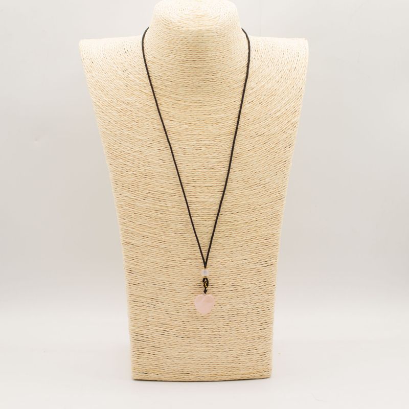 Collar de cuerda con colgante de piedra preciosa - corazón de cuarzo rosa