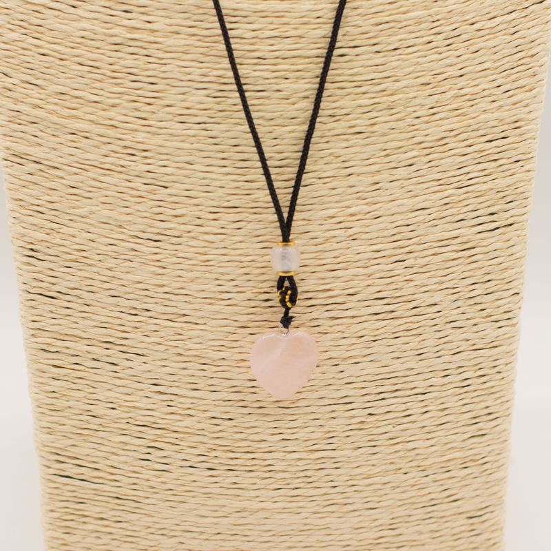 Collar de cuerda con colgante de piedra preciosa - corazón de cuarzo rosa