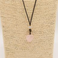 Collar de cuerda con colgante de piedra preciosa - corazón de cuarzo rosa