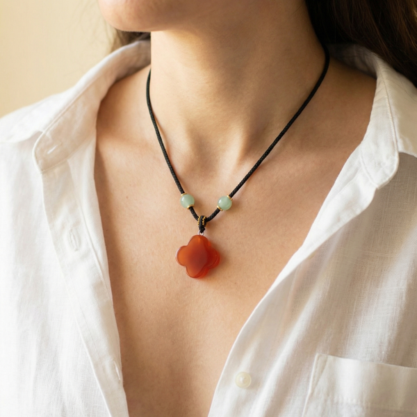 Collar de cordón con colgantes de piedras preciosas