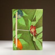Cuaderno de Lokta con diseño floral audaz – Grande (21x15cm) – 45 hojas – Incluye marcapáginas – Verde musgo