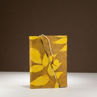 Lokta audaz floral bambú cuaderno con cierre – mediano (15x12 cm) – 45 hojas – marrón mostaza