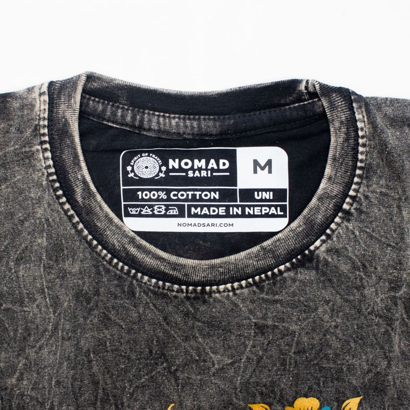 Nomad Sari Camiseta de algodón lavado a piedra - Brújula de la Vida - Carbón - Mediano