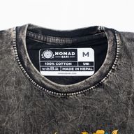 Nomad Sari Camiseta de algodón lavado a piedra - Brújula de la Vida - Carbón - Mediano