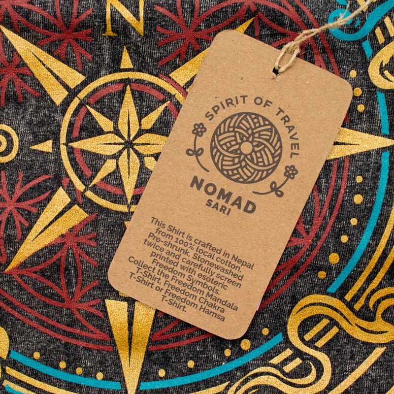 Nomad Sari Camiseta de algodón lavado a piedra - Brújula de la Vida - Carbón - Mediano
