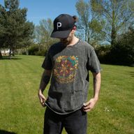 Nomad Sari Camiseta de algodón lavado a piedra - Compás de la Vida - Carbón - Grande
