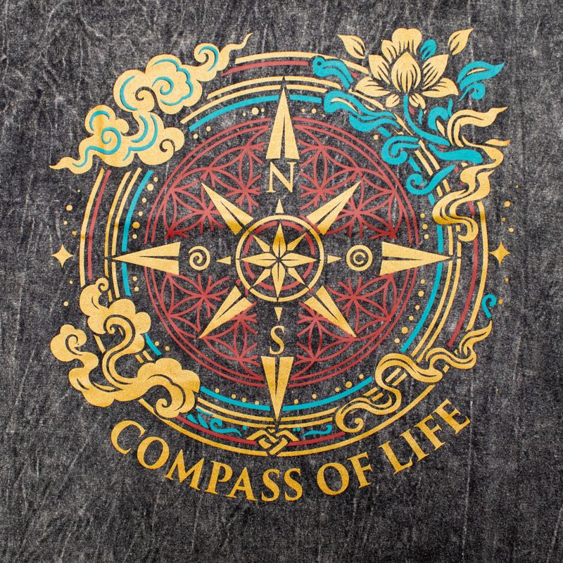 Nomad Sari Camiseta de algodón lavado a piedra - Compás de la Vida - Carbón - Grande