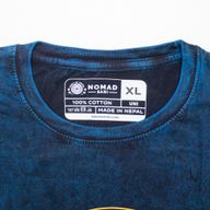 Nomad Sari Camiseta de algodón lavado a la piedra - Mantente Salvaje, Hijo de la Luna - Azul - XL