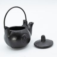 Pequeña olla ritual de hierro fundido con forma de pentágono 8x8x10 cm