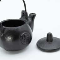 Pequeña olla ritual de hierro fundido con forma de pentágono 8x8x10 cm