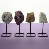Muestra de mineral en soporte metálico - amazonita