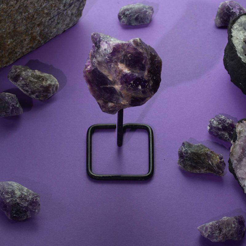Muestra mineral en soporte metálico - amatista