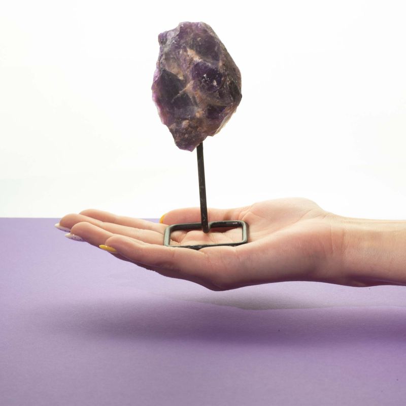 Muestra mineral en soporte metálico - Piedra lunar arcoíris