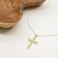 Colgante devocional indio - plateado (cadena de 45 cm) - crucifijo de peridoto