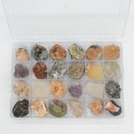 Muestras minerales - Zeolitas mixtas de la India en una vitrina (Apofilita blanca, Estilbita, Cuarzo dedo, Amatista, Estilbita verde, Heulandita)