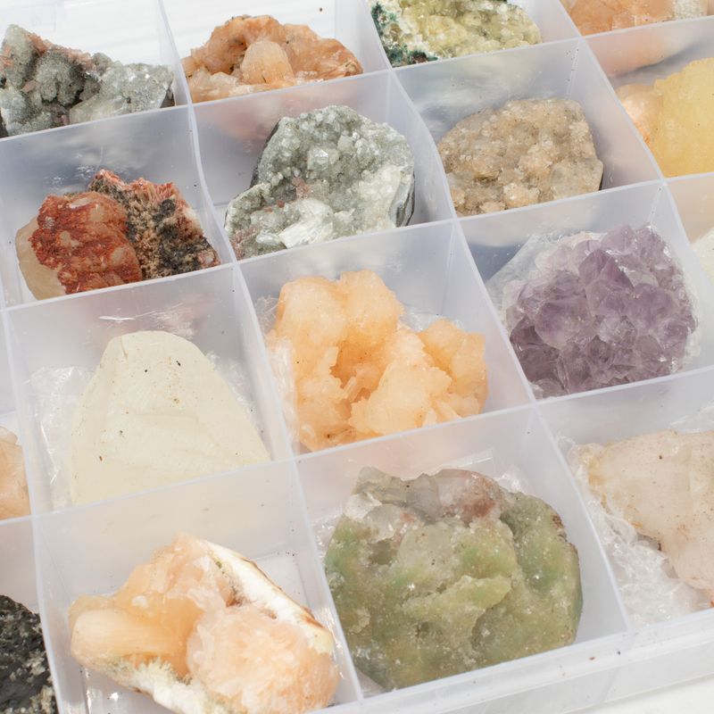 Muestras minerales - Zeolitas mixtas de la India en una vitrina (Apofilita blanca, Estilbita, Cuarzo dedo, Amatista, Estilbita verde, Heulandita)