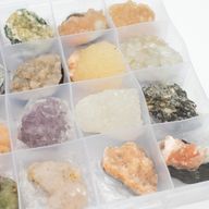 Muestras minerales - Zeolitas mixtas de la India en una vitrina (Apofilita blanca, Estilbita, Cuarzo dedo, Amatista, Estilbita verde, Heulandita)