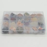 Muestras minerales - Zeolitas mixtas de la India en una vitrina (Apofilita blanca, Estilbita, Cuarzo dedo, Amatista, Estilbita verde, Heulandita)