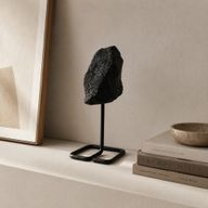 Muestra mineral en soporte metálico - Turmalina negra