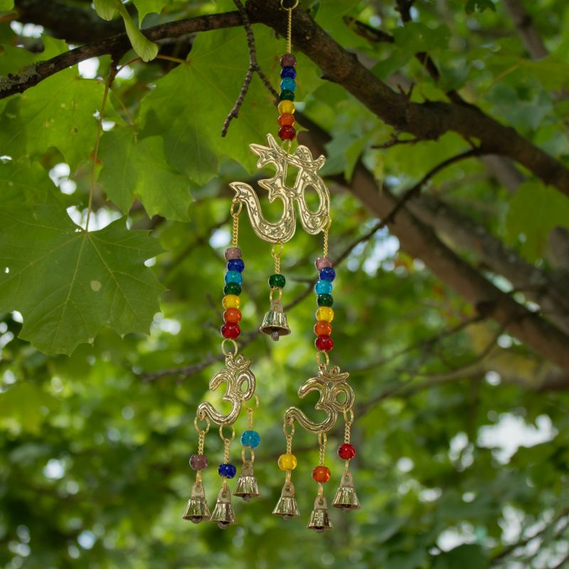 Campanas indias - Om de latón con cuentas de chakra - 7 campanas - 9,5 x 32 cm