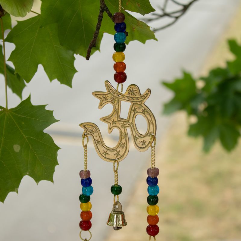 Campanas indias - Om de latón con cuentas de chakra - 7 campanas - 9,5 x 32 cm