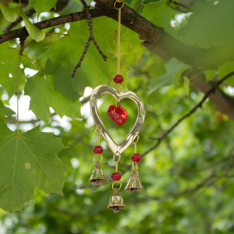 Campanillas indias - latón con cuentas de vidrio en forma de corazón de rubí - 3 campanas - 6,5x24 cm