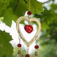 Campanillas indias - latón con cuentas de vidrio en forma de corazón de rubí - 3 campanas - 6,5x24 cm