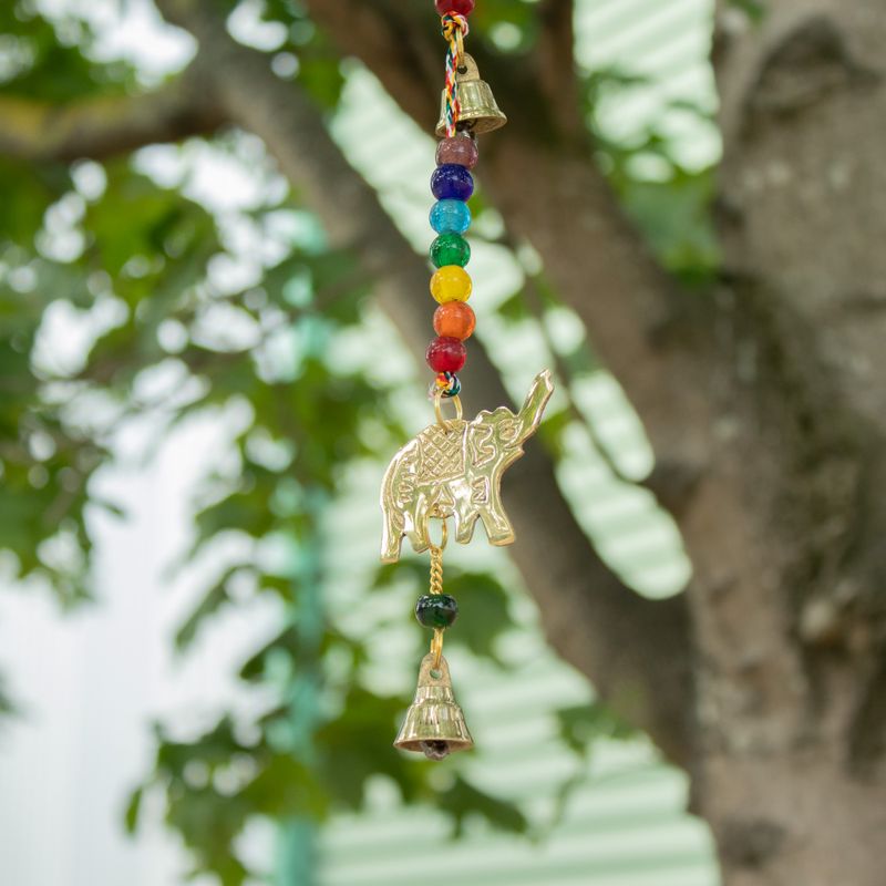 Campanas indias - Elefante de latón con cuentas de chakra y cascabeles en cuerda - 53 cm