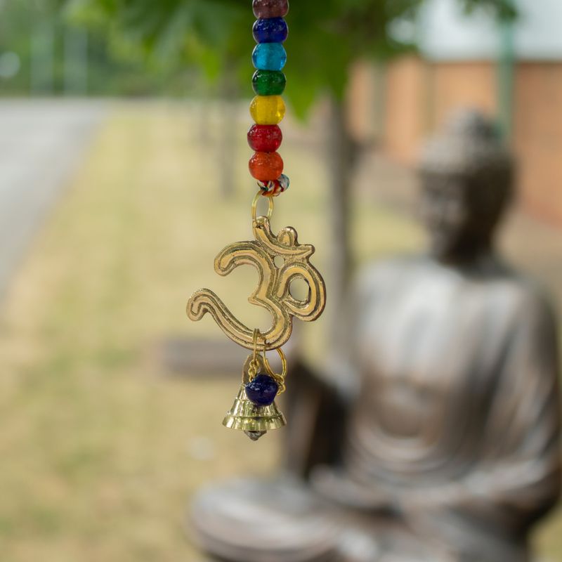 Campanillas indias - OM de latón con cuentas de chakra, campanas en cuerda - 53cm