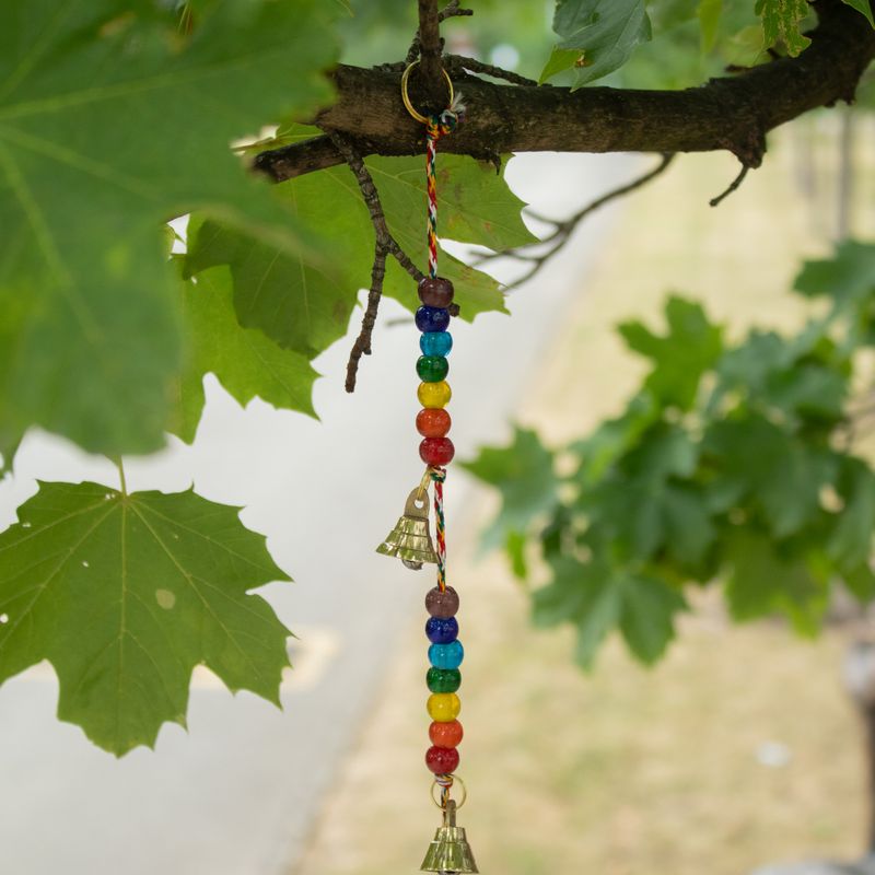 Campanillas indias - OM de latón con cuentas de chakra, campanas en cuerda - 53cm