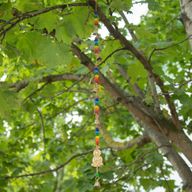 Campanillas indias - Buda de latón con cuentas de chakra y campanas colgantes de cuerda - 53 cm