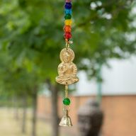 Campanillas indias - Buda de latón con cuentas de chakra y campanas colgantes de cuerda - 53 cm