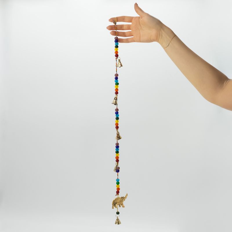 Campanas indias - Elefante de latón con cuentas de chakra y cascabeles en cuerda - 53 cm