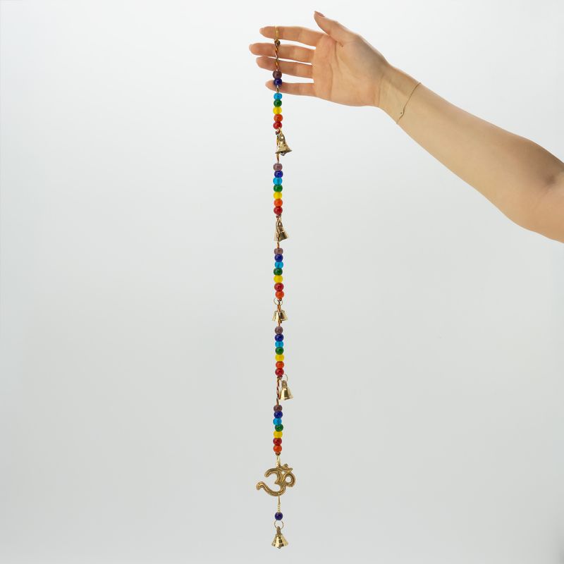 Campanillas indias - OM de latón con cuentas de chakra, campanas en cuerda - 53cm