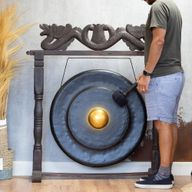 Gran gong en soporte antiguo de color marrón - 80 cm - negro