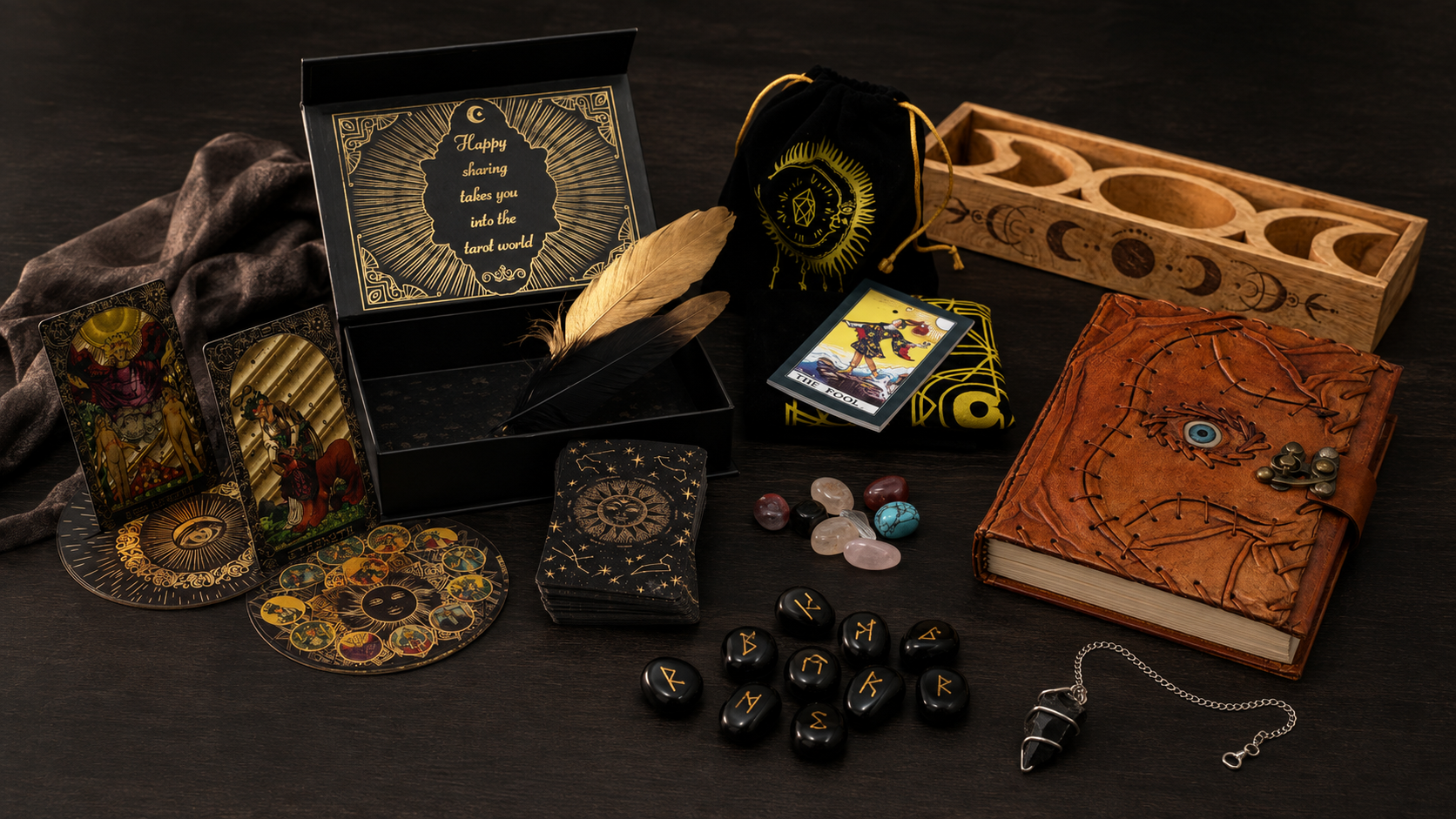 Tarot, runas, péndulo y cuaderno utilizados como herramientas de exploración simbólica y práctica esotérica.