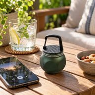 Altavoz mini verde con gancho para acampar