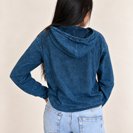 Camisa con capucha pequeña de algodón lavado a la piedra con bolsillo canguro - Brújula de la vida azul