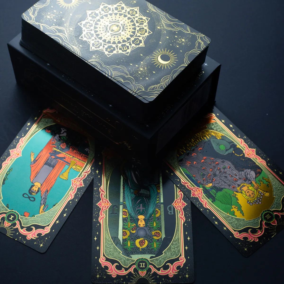 Baraja de tarot en la mano